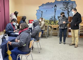 ALUMNOS DE PANQUEHUE RECIBEN COMPUTADORES PERSONALES