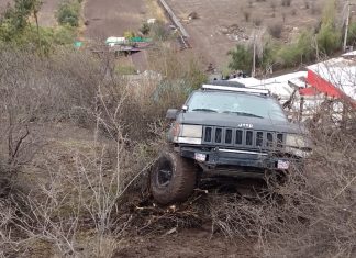 San Felipe: Jeep a punto de caer sobre casa en La Quebrada