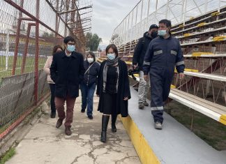 Tablón por tablón. Revisan graderías del Municipal tras nueva caída de hincha