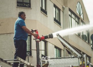 Comandante de Bomberos termina en el Hospital tras combatir complejo incendio