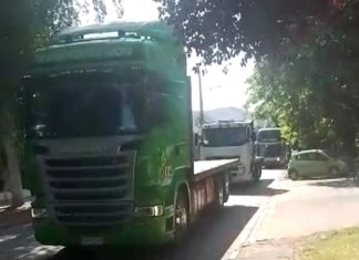 Camioneros retiran máquinas en accesos de San Felipe