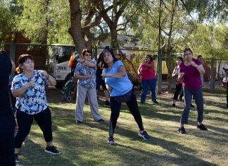 Personas mayores andinas disfrutan baile, gimnasia y piscina en este verano