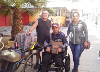 Dueño de Áridos Encón dona silla de ruedas a persona con discapacidad