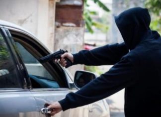 Roban vehículo a conductor de aplicación. Y van…