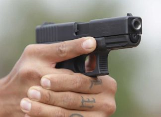 IMPRESIONANTE: detienen a estudiante con pistola, cuchillo y municiones en colegio