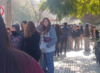 Largas filas para recibir computadores